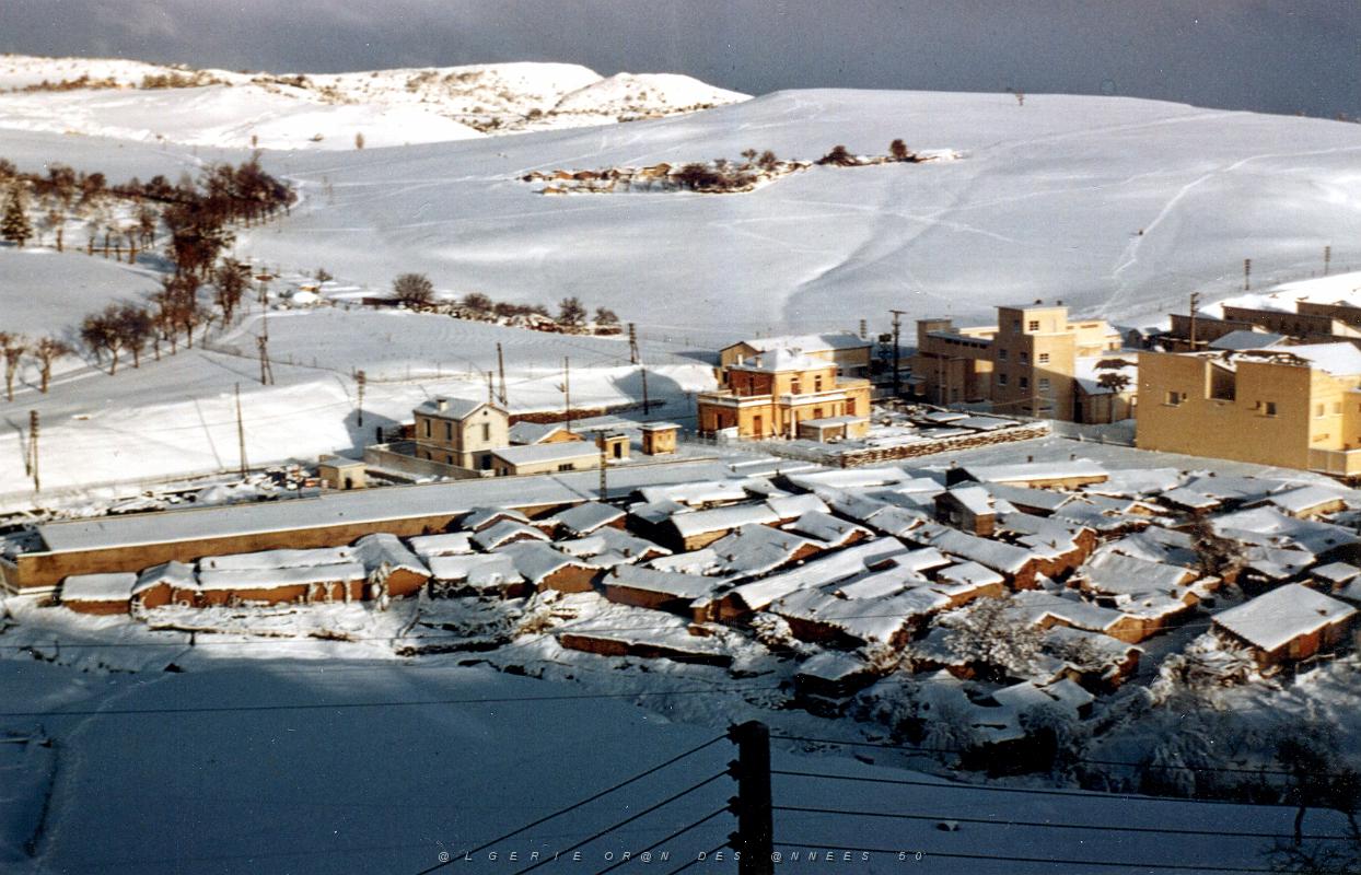 AUMALE LA GARE EN 1961 SOUS LA NEIGE.jpg